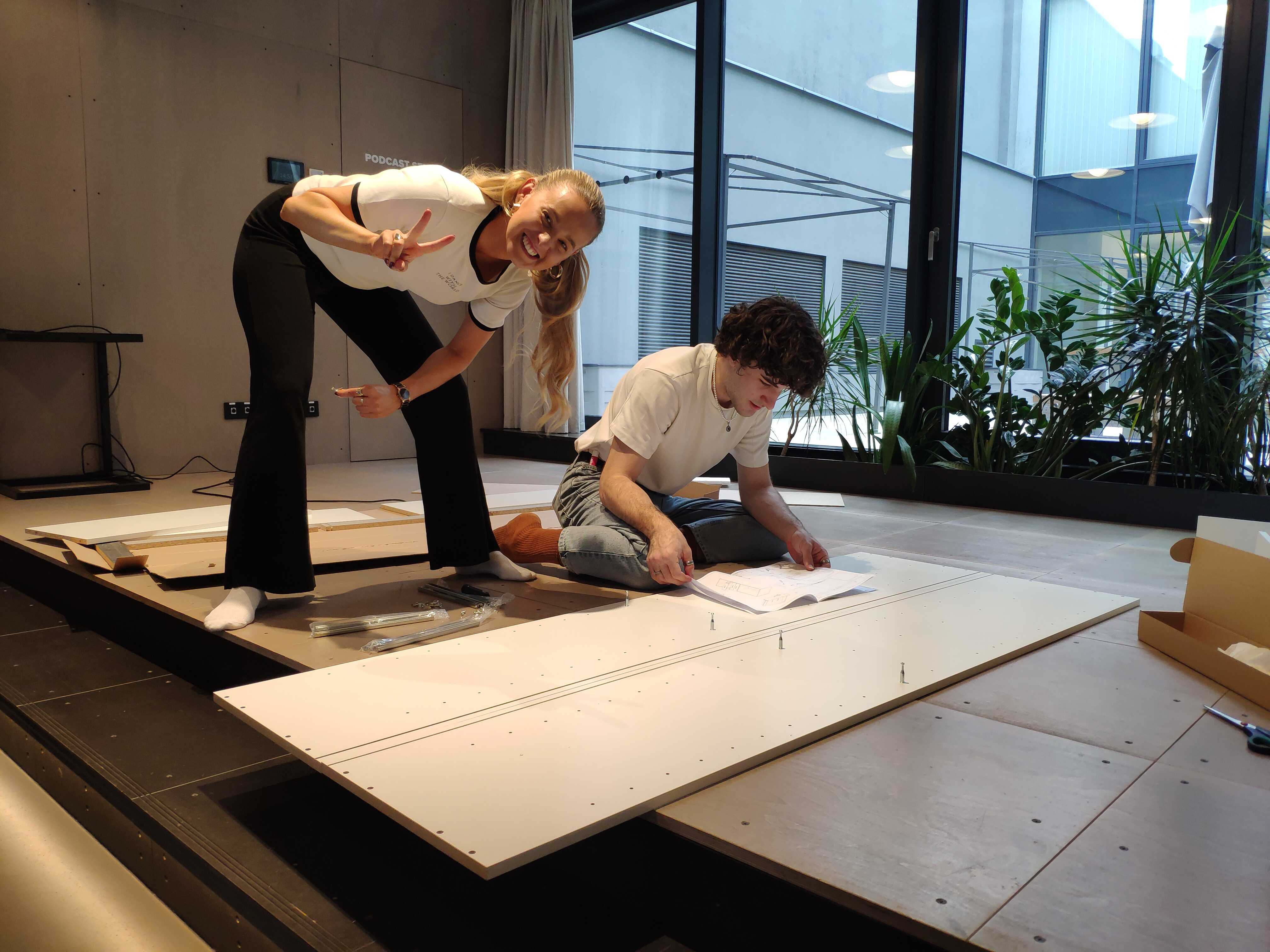 Jak důležitá je týmová souhra, spolehlivě zjistíte při skupinové montáži ikea nábytku...